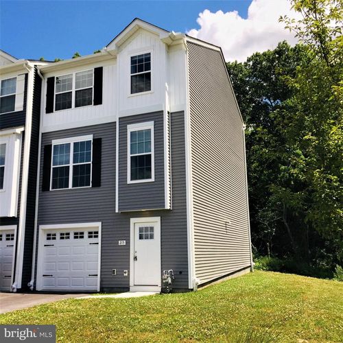 215 Woodside Ave, HANOVER, PA, 17331-4223 | Card Image