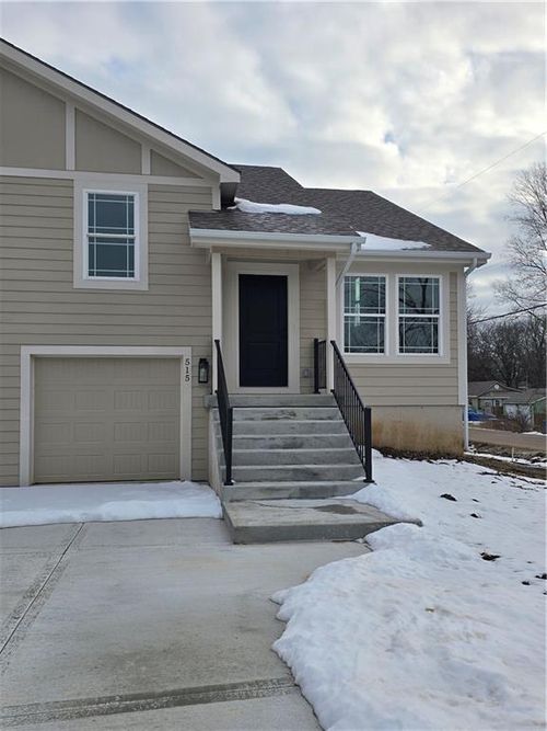 515 W Smith St, Spring Hill, KS, 66083-9161 | Card Image