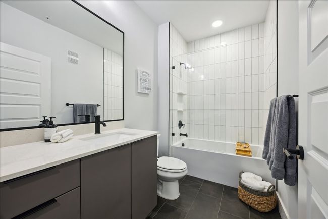 Spacious bathroom | Image 12