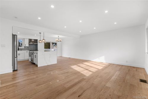 19 Hicks Ave, Syosset, NY, 11791-5837 | Card Image