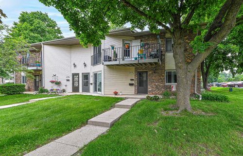 16811501 El Camino Dr, Germantown, WI, 53022-3235 | Card Image