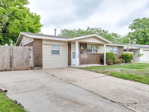 641 Sw 15th St, Moore, OK, 73160-2704 | Card Image