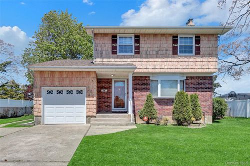 211 Lynbrook Street, Islip, NY, 11752 | Card Image