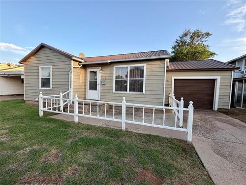 1028 E Walnut St, Altus, OK, 73521-5643 | Card Image