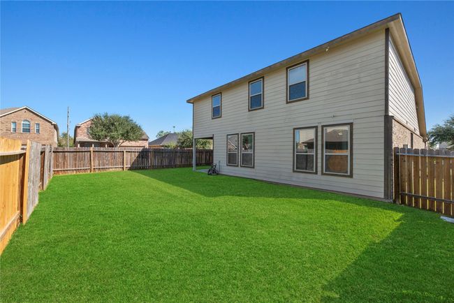 Let your imagination run wild with the immense possibilities in this expansive greenspace. | Image 42