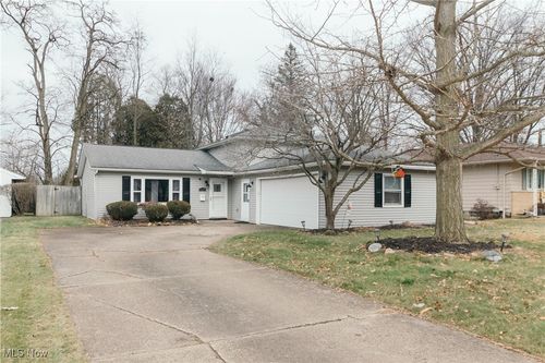 160 Pinewood Drive, Elyria, OH, 44035 | Card Image