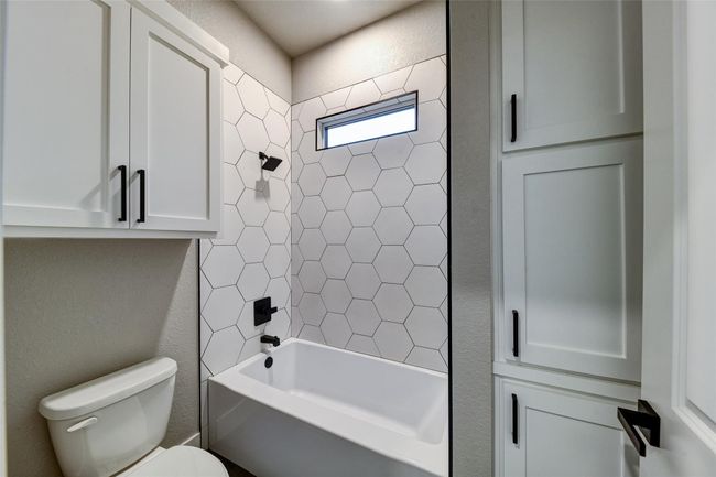 Bathroom with washtub / shower combination and toilet | Image 27