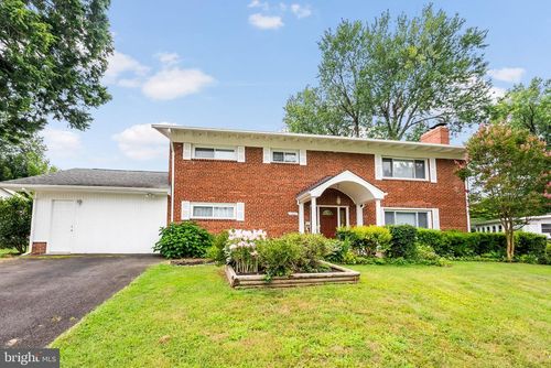 1602 Woodmoor Ln, MCLEAN, VA, 22101-5159 | Card Image