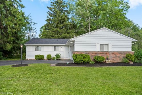 6389 Barton Rd, North Olmsted, OH, 44070-4749 | Card Image