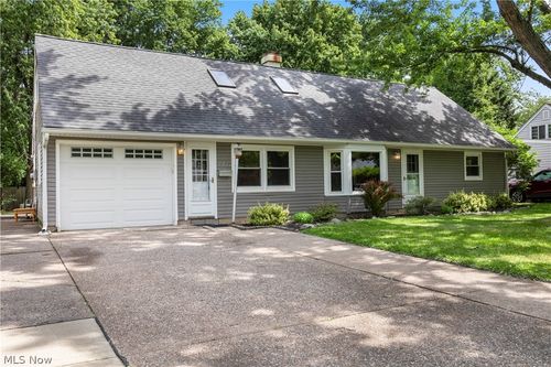 4905 Pinewood Dr, Sheffield Lake, OH, 44054-1538 | Card Image