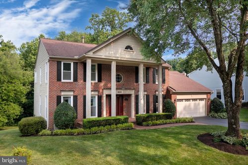 8105 Overlake Ct, FAIRFAX STATION, VA, 22039-3033 | Card Image