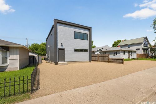 424 9th Ave Nw, House with 2 bedrooms, 2 bathrooms and 2 parking in Moose Jaw SK | Card Image