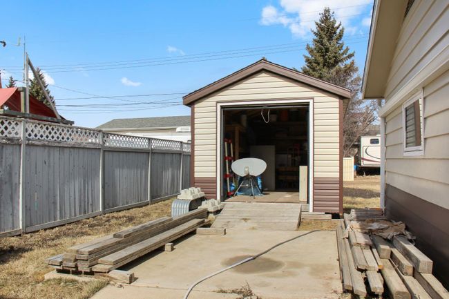 4801 48 Avenue, Home with 3 bedrooms, 1 bathrooms and 2 parking in Forestburg AB | Image 31