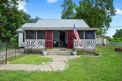 Adorable screened porch | Image 2