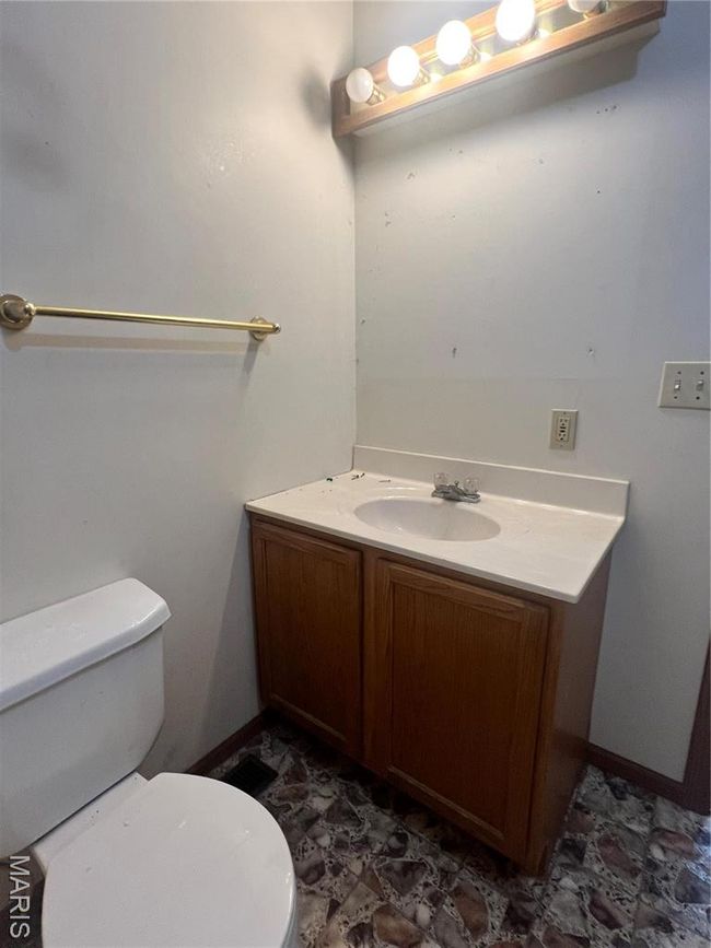 1114 S Main St, House other with 3 bedrooms, 2 bathrooms and 2 parking in Vandalia MO | Image 25