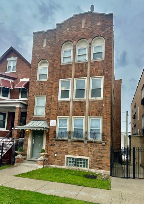 8204 Exchange Ave, Chicago, IL, 60617-2187 | Card Image
