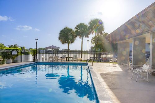21-10000 Nw 9th Street Cir, Miami, FL, 33172-5173 | Card Image
