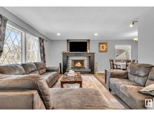 12135 152a Ave Nw, Edmonton, AB, T5X1R1 | Card Image