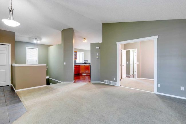25 Martha's Green Ne, House detached with 4 bedrooms, 2 bathrooms and 4 parking in Calgary AB | Image 4