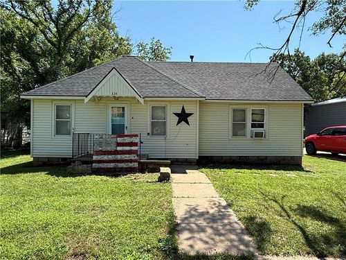 324 Plum St, Cottonwood Falls, KS, 66845-2860 | Card Image