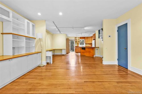 21 28th St, Astoria, NY, 11105-2934 | Card Image