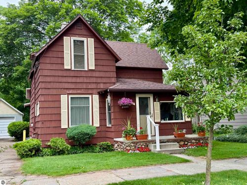1009 1st Ave, Cadillac, MI, 49601-1305 | Card Image