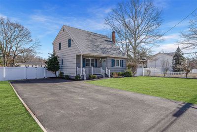 19 Wards Lane, House other with 4 bedrooms, 2 bathrooms and null parking in Bellport NY | Image 2