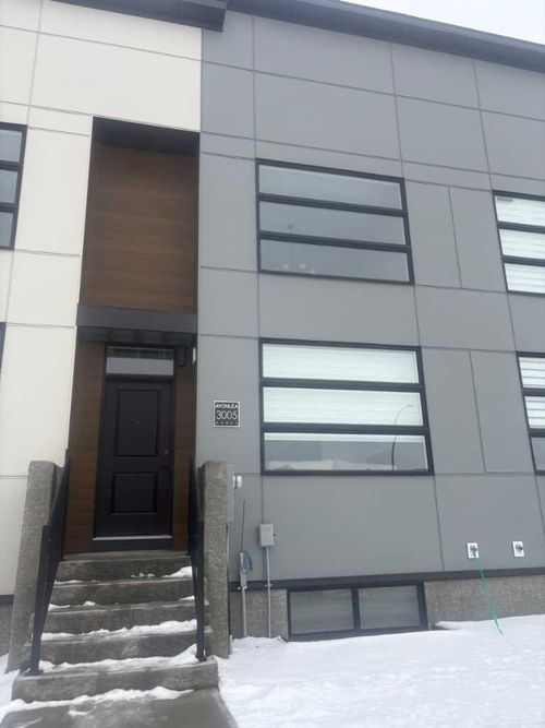 {{alt}} | Card Image