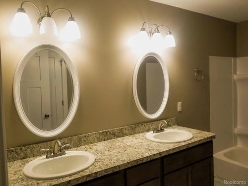 548 Railroad St, Lapeer, MI, 48446-2332 | Card Image