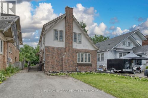 4864 Simcoe St, Niagara Falls, ON, L2E1V9 | Card Image
