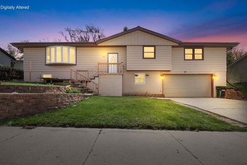 1513 Roosevelt Drive N, West Bend, WI, 53090 | Card Image