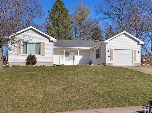 810 N Oakwood Dr, McHenry, IL, 60050-4926 | Card Image