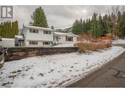 64 Mollar Rd, House other with 3 bedrooms, 2 bathrooms and 4 parking in Fruitvale BC | Image 1