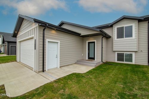 3451 Calvin Dr, Dickinson, ND, 58601-7525 | Card Image
