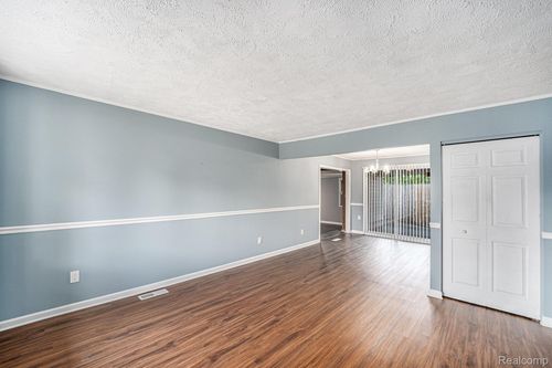 31320 Fernwood St, Westland, MI, 48186-5071 | Card Image