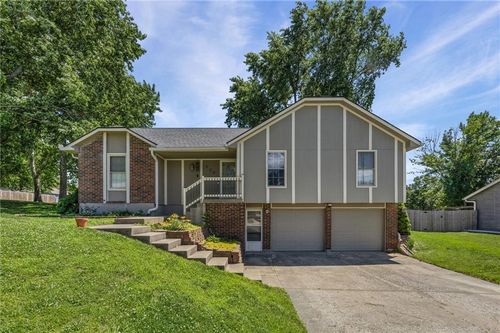 609 Loran Ln, Raymore, MO, 64083-9133 | Card Image