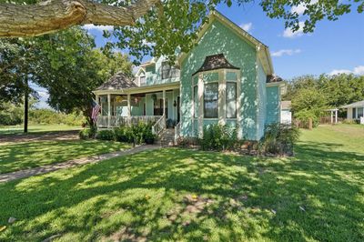 228 W Moore Street, House other with 4 bedrooms, 2 bathrooms and null parking in Granbury TX | Image 3