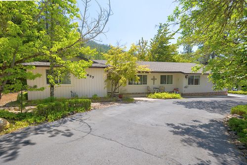 627 Carriage Rd, Grants Pass, OR, 97526-8810 | Card Image