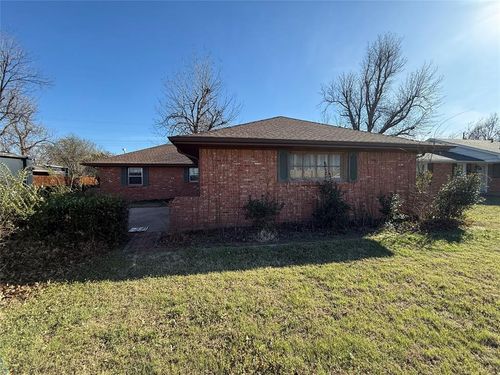 3004 Lakeside Dr, The Village, OK, 73120-2313 | Card Image