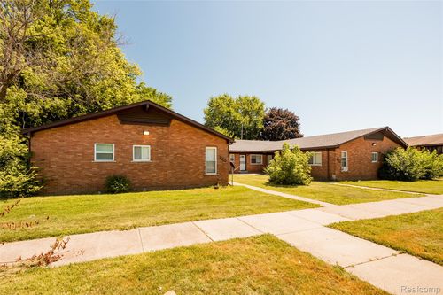 9500 Chalmers St, Detroit, MI, 48213-1955 | Card Image