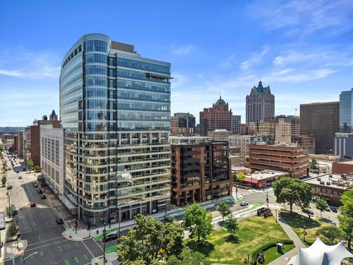 802-545 E Wells Street, Milwaukee, WI, 53203 | Card Image