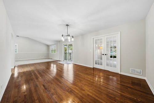 1562 White Trail, Elk Grove Village, IL, 60007 | Card Image