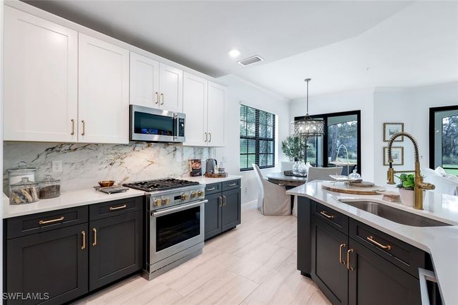 Gas range with brass knobs and hardware | Image 9