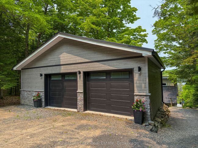 293 W Diamond Lake Rd, House other with 3 bedrooms, 2 bathrooms and 4 parking in Highland Grove ON | Image 5
