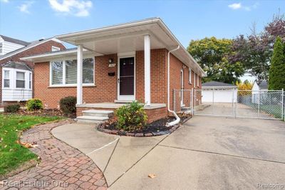 7614 Robinson Avenue, Home with 3 bedrooms, 1 bathrooms and null parking in Allen Park MI | Image 2