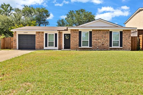 2308 Foxcroft Ln, Arlington, TX, 76014-3611 | Card Image