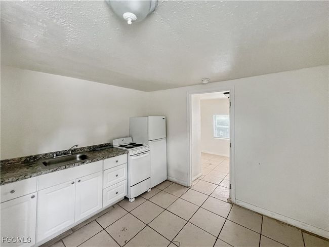 APT-1 - 1615 Evans Ave, Home with 1 bedrooms, 1 bathrooms and null parking in FORT MYERS FL | Image 4