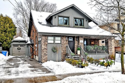 82 Centre St, Aurora, ON, L4G1J8 | Card Image