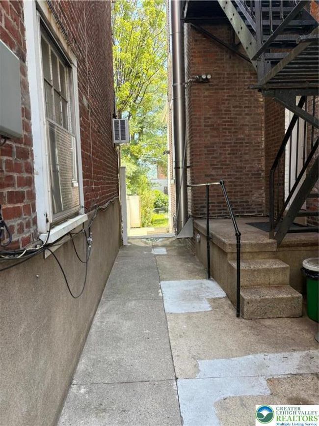 Clean and fenced side yard with access to rear yard | Image 32