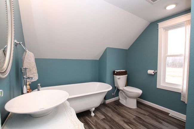Upstairs Bathroom | Image 33
